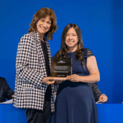 Katherine Coloma recibe el premio Profesor de Excelencia en el Magíster de Psicología Educacional UDD